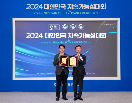 김경배(왼쪽) 교보생명 지속경영기획실장 등이 28일 서울 소공동 롯데호텔에서 열린 '2024 대한민국 지속가능성 대회' 시상식에서 수상한 뒤 기념촬영을 하고 있다. [교보생명 제공]